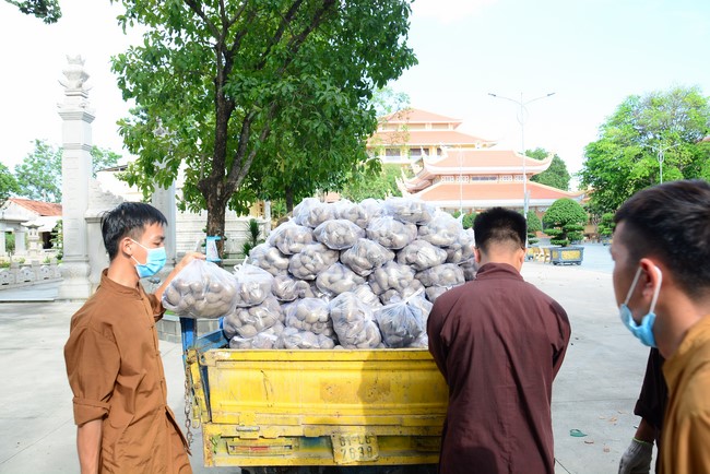 Continuing to support people in need in the Covid-19 pandemic of Hoang Phap Pagoda (series 2)
